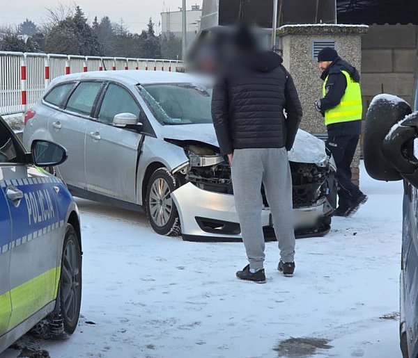 Poranne zderzenie na skrzyżowaniu. W jednym z aut matka z dwójką dzieci