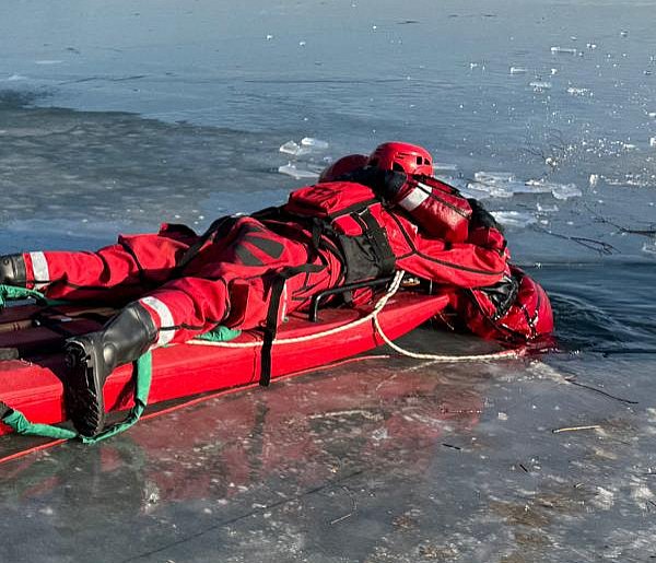 Czarny scenariusz w Smogorzewie. Załamał się lód. Tak wyglądała ewakuacja