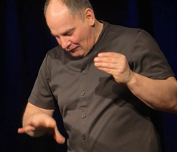 Słowa okazały się zbyteczne. Wystarczył jeden gest, by cała sala wybuchła śmiechem