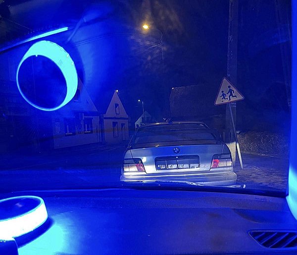 Załapał się jako pierwszy? Drogowy popis skończył się marnie dla 22-latka w BMW