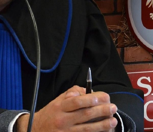 Zjechał na pobocze i dachował w rowie. To był początek jego prawdziwych...