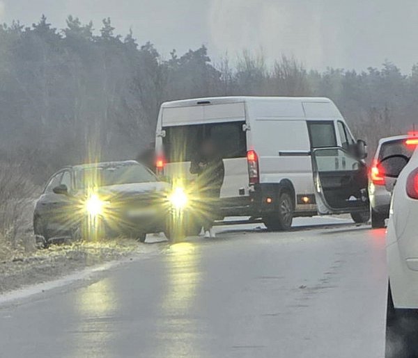 Kolizje, zatrzymane tiry i samochody bez szans pod górę. Tak wygląda sytuacja...