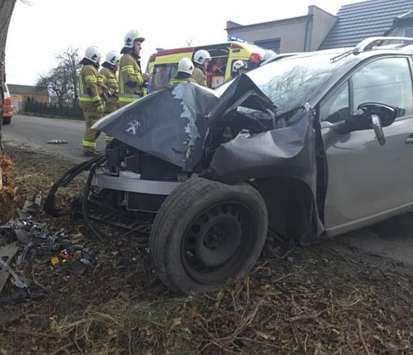 Samochód osobowy uderzył w drzewo. Na miejscu zdarzenia działają służby