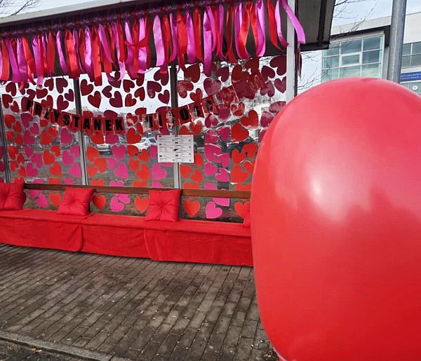 "M" jak przystanek! To miejsce, aż kipi miłością! Tu się nie czeka, tylko wzdycha