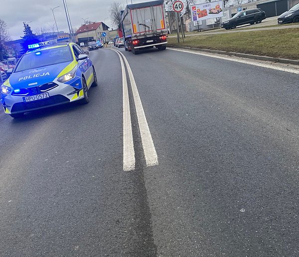 Wjechał hulajnogą w tył Peugeota. Okazało się, że to nie była zwykła kolizja