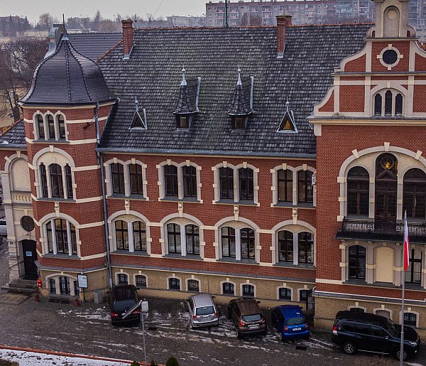 Zaorane pobocze, płot, kamienie... Droga to nie tylko asfalt. Są pewne granice