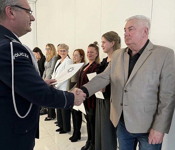 Nie noszą munduru, rzadko ich widać, ale robią robotę. Bez nich komenda by stanęła