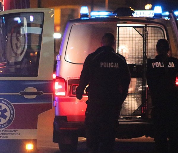 Makabryczne odkrycie na osiedlu w Gostyniu. Nie żyje mężczyzna. Obok leżała broń