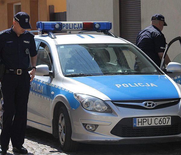 Nie uspokoił się nawet, gdy przyjechała policja.  I nie tylko on ma problemy