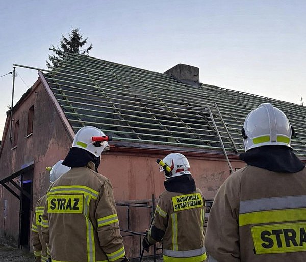 Tajemniczy pożar budynku z mieszkaniami i świetlicą. Sprawą zajmuje się policja