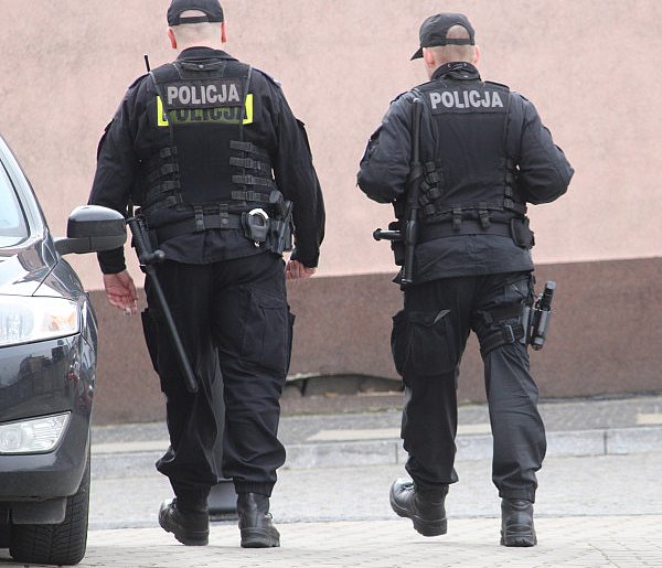 Zaczęło się od wstydliwego wybryku przy sądzie, a skończyło w celi. Z zarzutami...