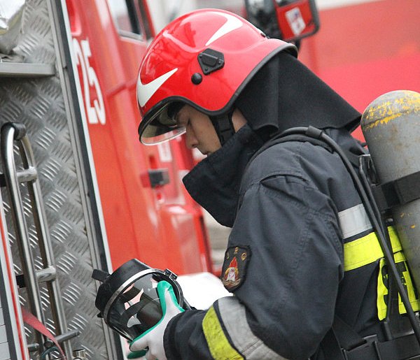 Ogień na dachu budynku z mieszkaniami i świetlicą. Sprawą zajmuje się policja