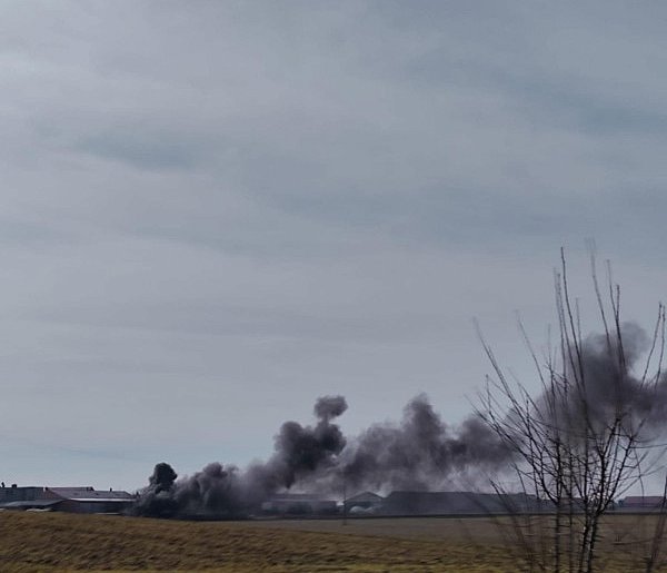 Gęsty, czarny dym unosił się nad jedną z posesji. Był widoczny z daleka ...