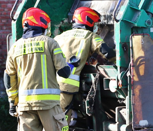 W trakcie pracy nagle pojawił się dym. Śmieciarka odjechała pod eskortą...