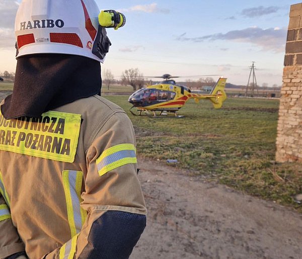 Maszyna przygniotła mężczyznę. Na pomoc ruszyli świadkowie. Przyleciał LPR