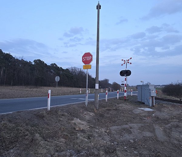 Tory rozebrane, STOP na przejeździe zostanie na dłużej. PKP tłumaczy dlaczego