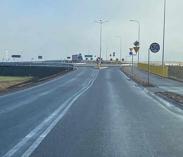 Przyjrzał się nowej drodze i zauważył coś nietypowego. Chodzi o jeden detal