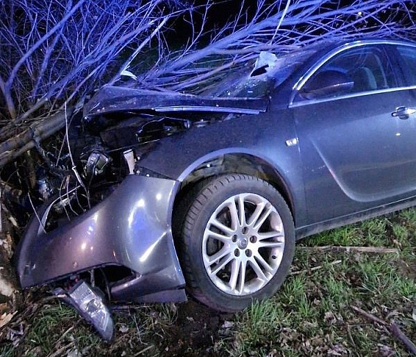 Nocny wypadek w Przyborowie! Samochód osobowy uderzył w drzewo. Kierowca opla...