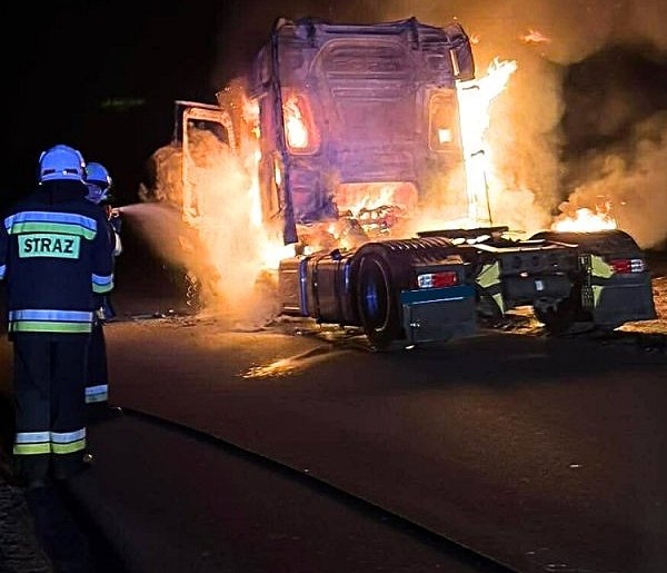 Nocny pożar ciągnika siodłowego w rejonie Markowa. Auto doszczętnie...