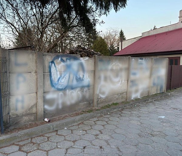 Najpierw razem pili, potem ruszyli w miasto. Nie oszczędzili nawet kościoła...