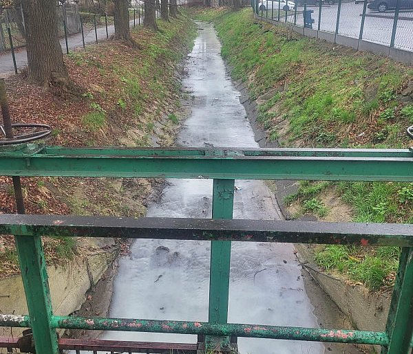 Co płynęło kanałem Brzezinki? Nagle pojawiła się dziwna, biała substancja