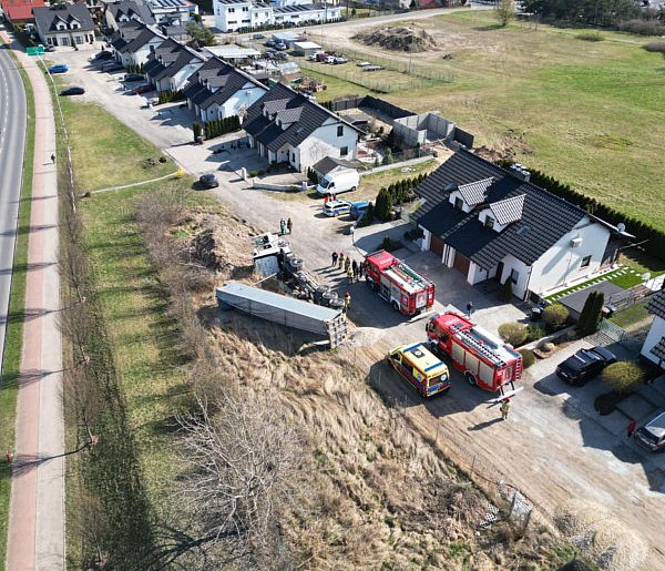 Sekundy grozy na gostyńskiej ulicy. Ciężarówka przewróciła się podczas pracy
