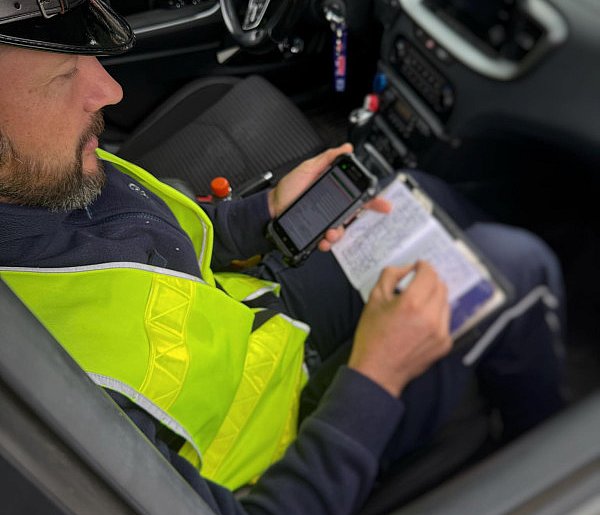 Miał prawo jazdy zaledwie kilka tygodni. Widocznie sam musiał się przekonać...