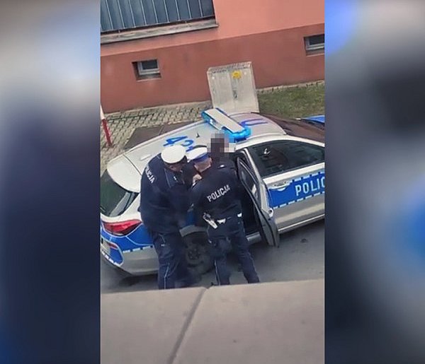 Zobaczyła co zrobił i dała znać policji. Chwilę później nie było już wątpliwości
