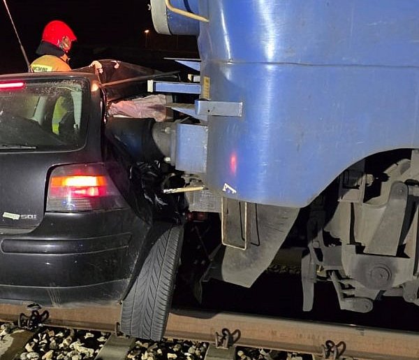 Wjechał na tory i uciekł. Chwilę później samochód staranował pociąg