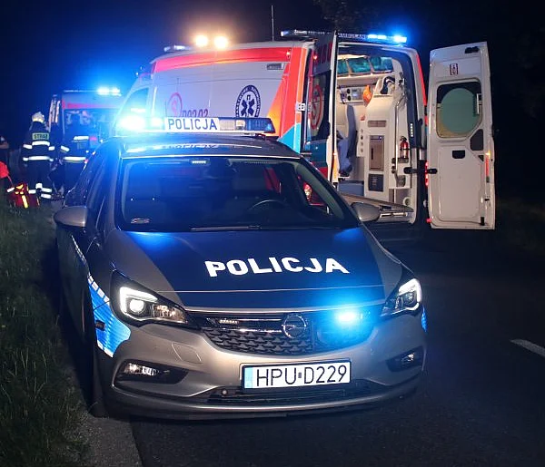 Wypadek na rondzie w Krobi. Widząc przed sobą ciężarówkę, wybrał mniejsze zło