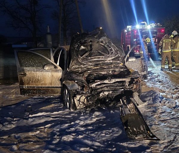 Staranował ścianę garażu. Auto stanęło w płomieniach. "Wytargali" je ciągnikiem