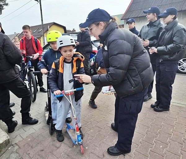 Policja pojawiła się rano przed szkołą w Gostyniu. Chodzi o nowe przepisy