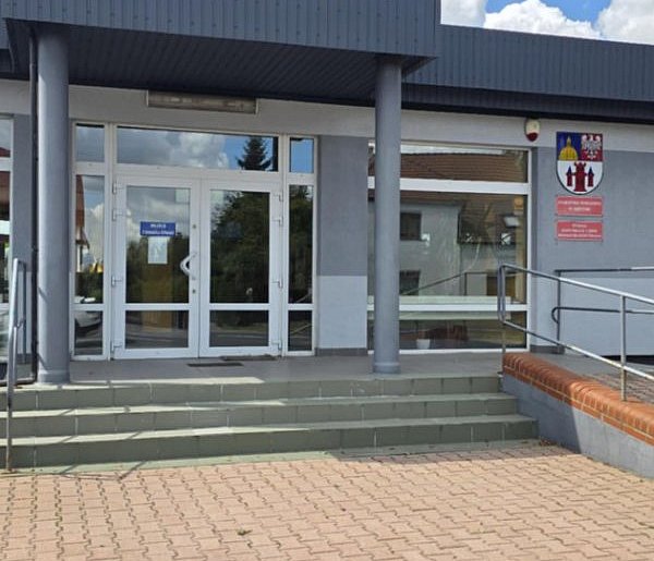 Prawie godzina czekania, a w środku żywej duszy? To mu się bardzo nie spodobało