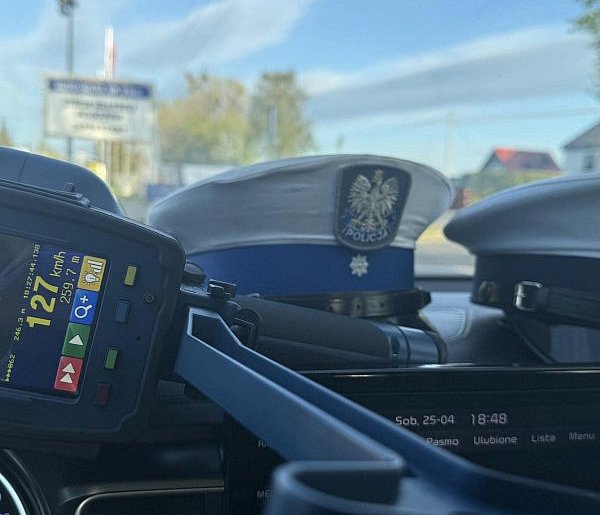 Nie uczy się na błędach. Spotkanie z policją szybko zmieniło tempo tej jazdy