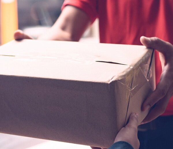 Odebrali przesyłkę w pośpiechu. Teraz sprawą zajmuje się gostyńska policja