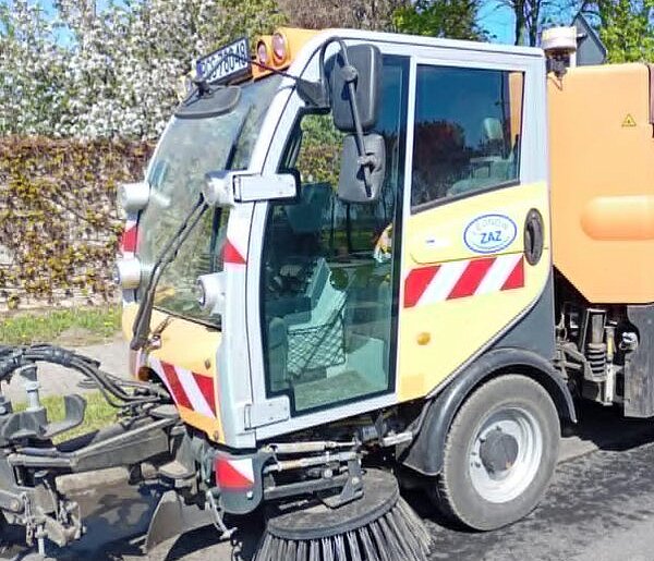 Kupili zamiatarkę, a piasek dalej leży? Mieszkanka nie wytrzymała i zapytała...