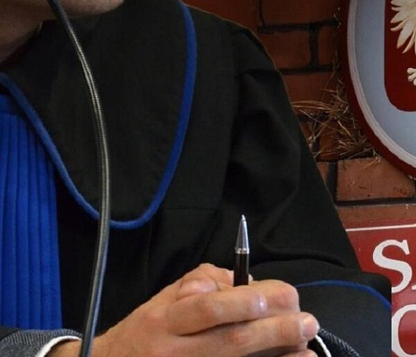 Awantura pod sklepem nie uszła mu płazem. 53-latek musi odpracować karę