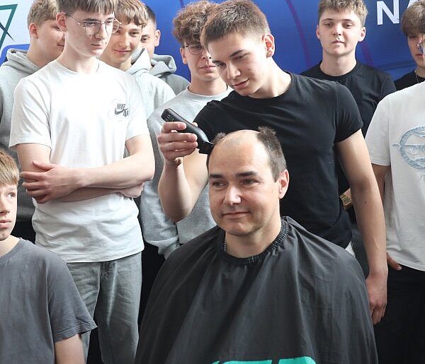 Uczniowie ogolili nauczyciela na łyso! W jego ślady poszli inni, bo włosy odrosną