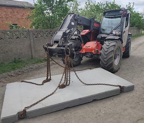 Przewoził betonową płytę na łańcuchach. Wystarczył ten jeden błąd...