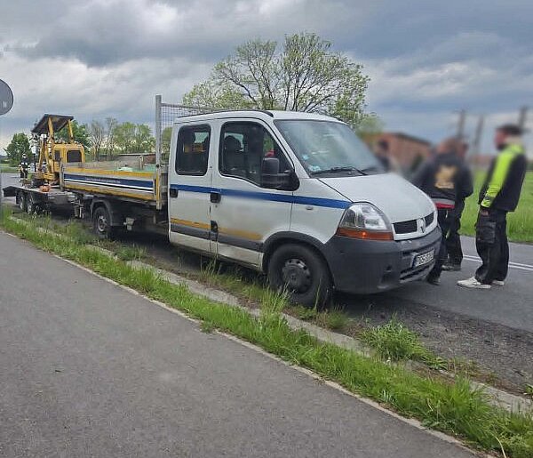 Kia kontra bus z lawetą. Finał opłakany. Po zderzeniu osobówka leżała na dachu