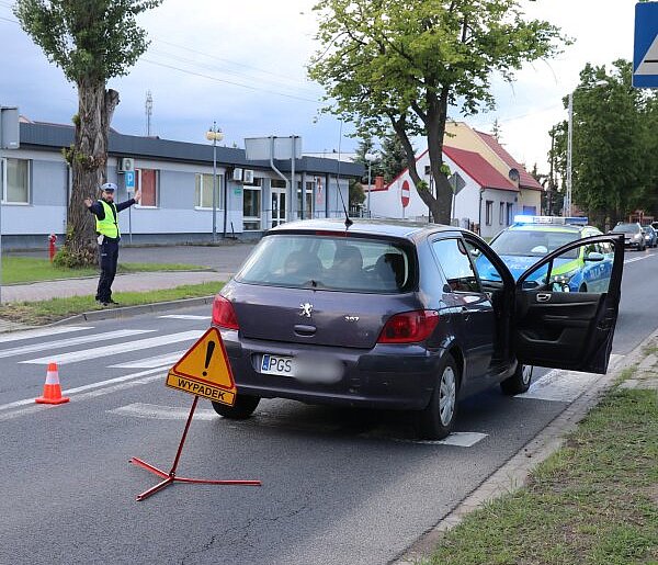 Przechodzili przez przejście dla pieszych. Wtedy wjechał w nich Peugeot...