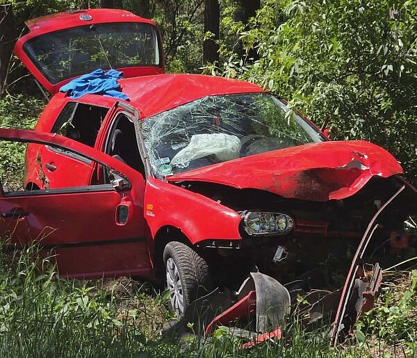 Wypadek z udziałem 18-latka! Jego auto zjechało z drogi. Kierowca w szpitalu