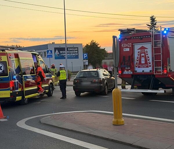 Wieczór, skrzyżowanie i dwa rozbite auta. Służby interweniowały w Gostyniu