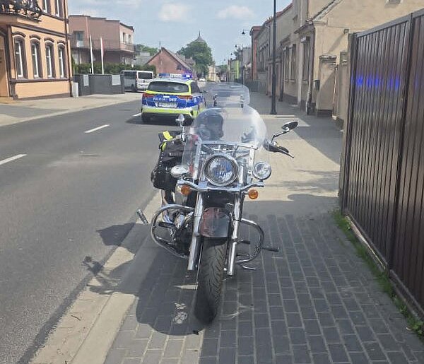 19-letni kierowca wyjeżdżał z posesji. Wtedy to się stało. Policja wskazała...