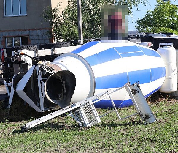 Blisko 40-tonowy kolos runął do rowu. Podniesienie nie będzie takie proste