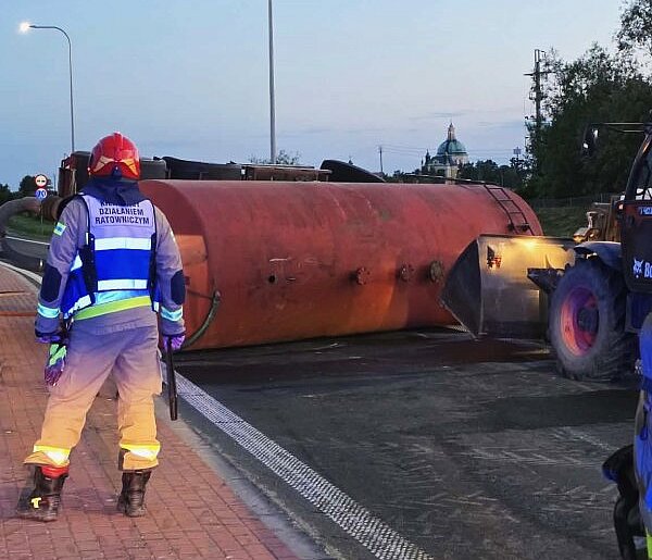 Jechał przez rondo, wtedy to się stało. Beczka zablokowała obwodnicę DW 434
