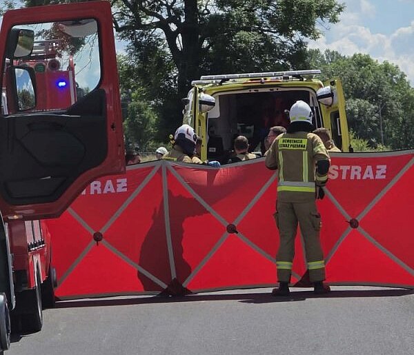 Groźny wypadek w drodze na Świętą Górę. Rannego księdza zabrał helikopter