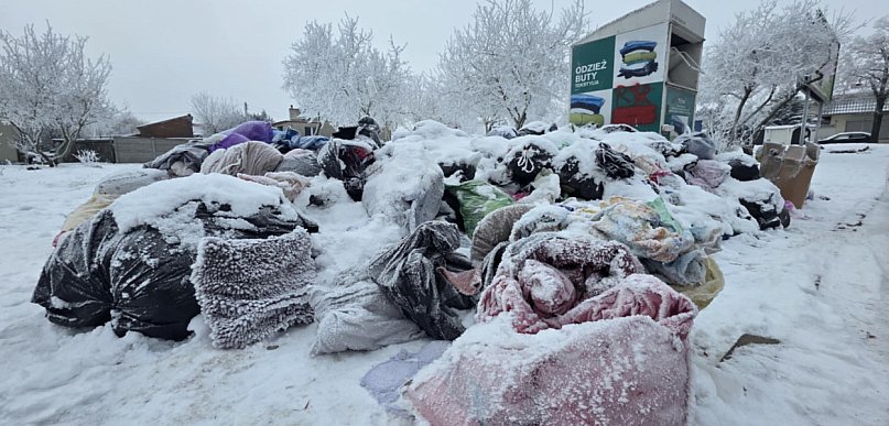 Śnieg przykrył bałagan, ale nie rozwiązał problemu. Wygląda, że nie ma mocnych...