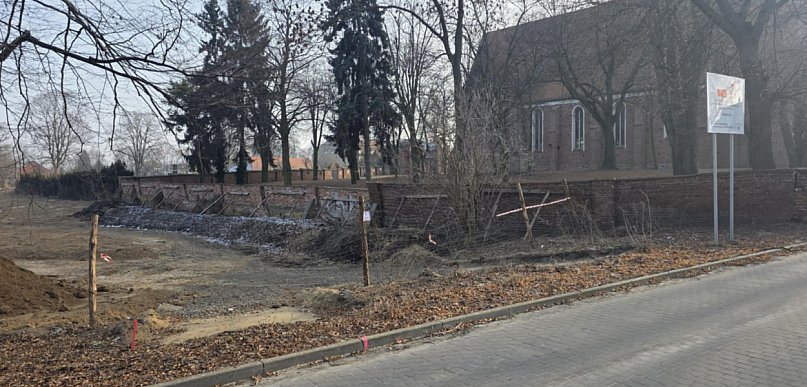 Mur jeszcze się trzyma, ale... Jeśli nie znajdą się środki, może być z tym różnie