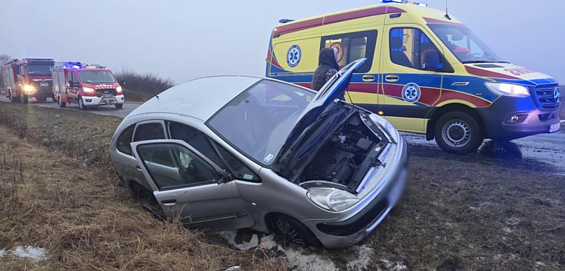 Poranne zdarzenia na drogach. Auto w rowie, kobieta trafiła do szpitala